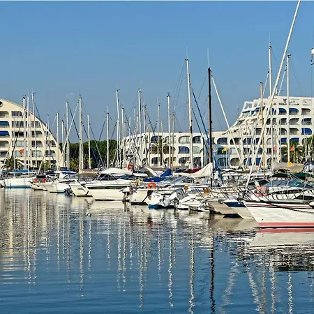 2 Pieces Avec Terrasse, Parking Prive, Proche Et Commerces - Fr-1-307-57 * Le Grau-du-Roi