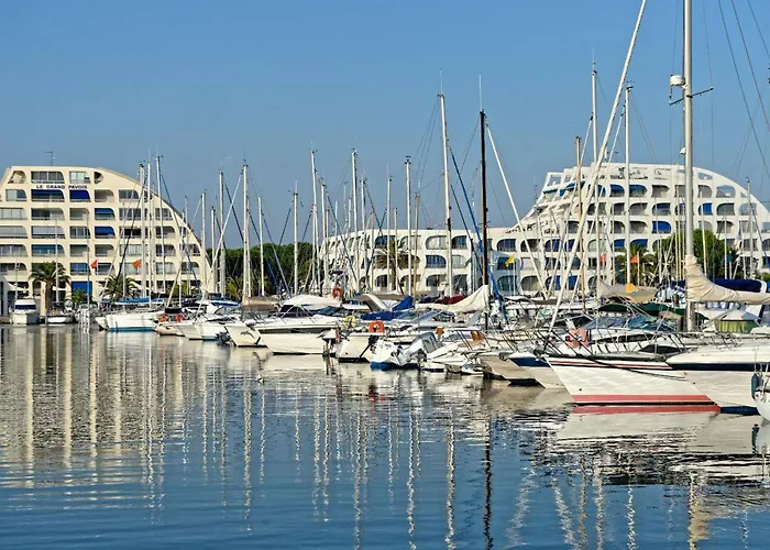 2 Pieces Avec Terrasse, Parking Prive, Proche Et Commerces - Fr-1-307-57 * Le Grau-du-Roi